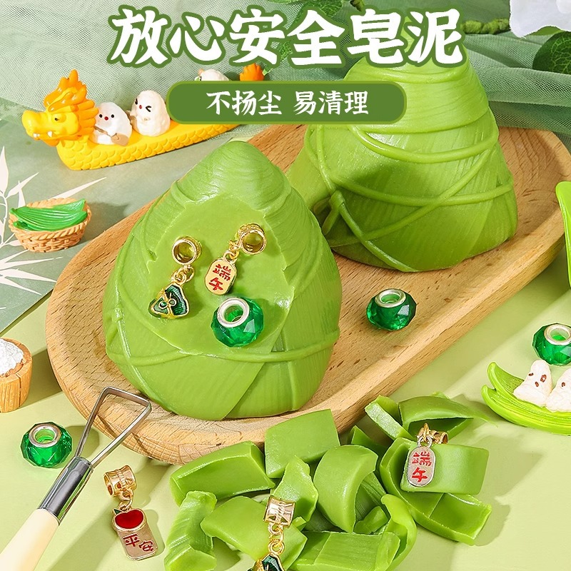 During the Dragon Boat Festival, children dig for soap, excavate toys, girls dig for gems, and girls make zongzi by hand to search for treasures details Picture