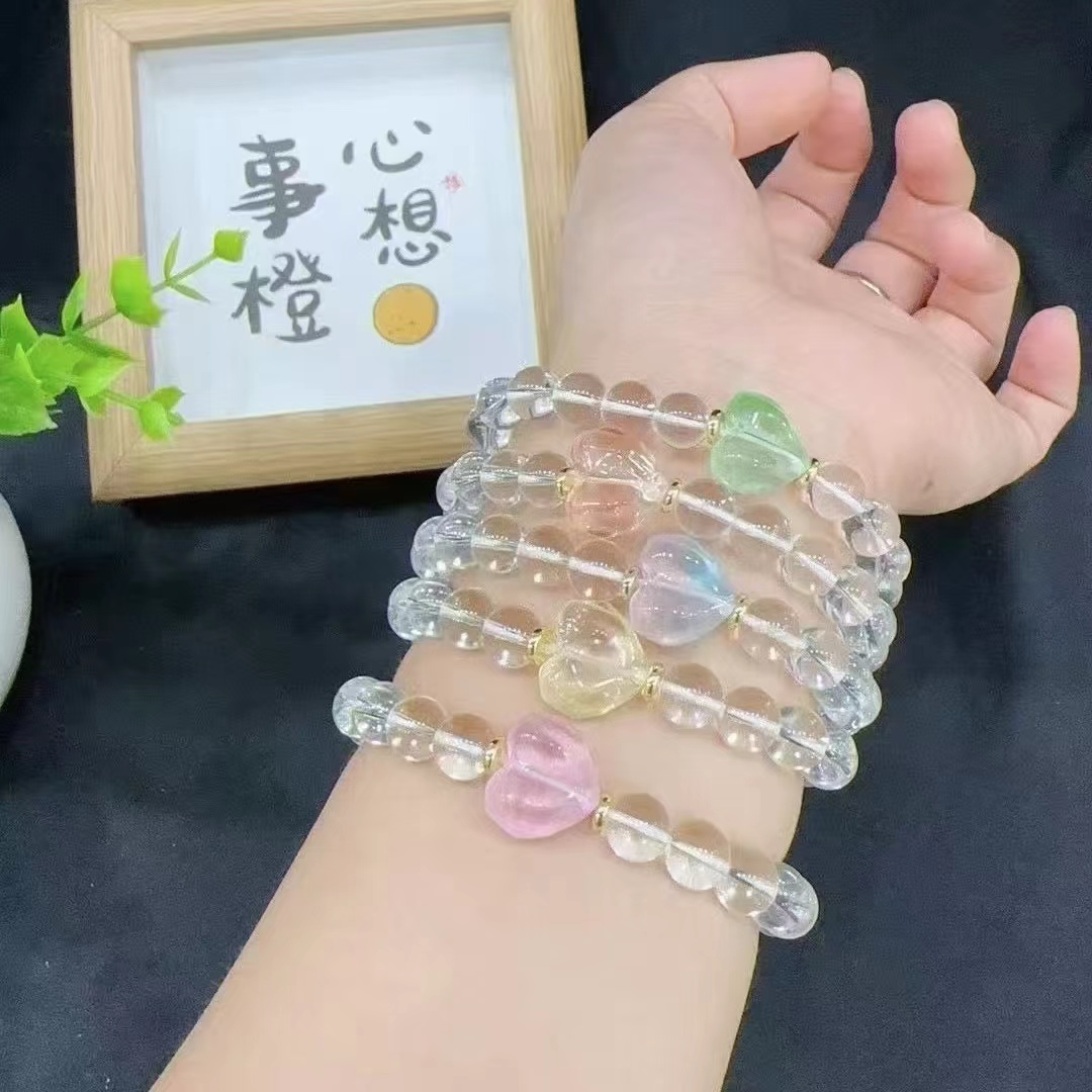 A fresh and delicate imitation crystal heart-shaped bracelet. High-quality glass white crystal, versatile. A heart-shaped Valentine's Day gift for your best friend