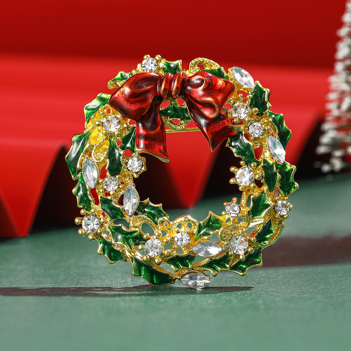 Factory direct sales of popular European and American water diamond Christmas wreaths, brooches, simple and fashionable clothes and accessories Item Picture