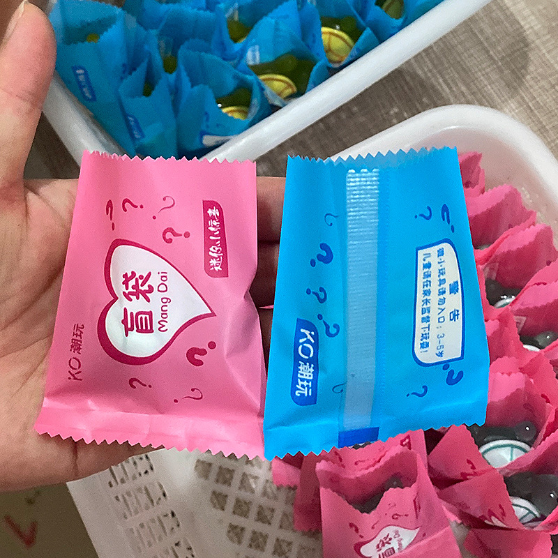 The best-selling glow-in-the-dark blind bag in the Douyin Turtle Match Live stream, a popular turtle resin model decoration, is a children's toy Application Scenario