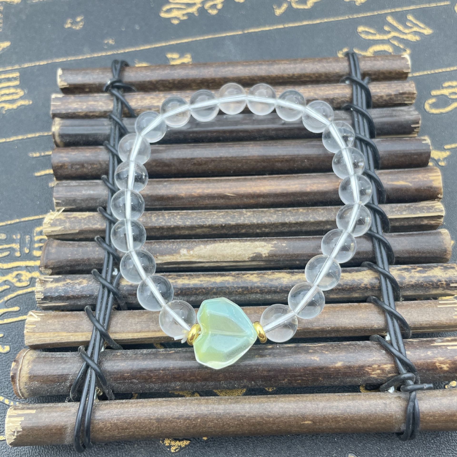 A fresh and delicate imitation crystal heart-shaped bracelet. High-quality glass white crystal, versatile. A heart-shaped Valentine's Day gift for your best friend Item Picture