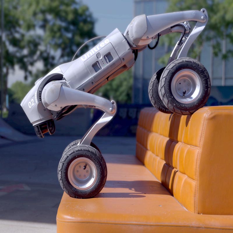 宇树（Unitree）Go2W-4机器狗 AI大模型 四足机器人 语音交互 具身智能 仿生陪伴白底实物图