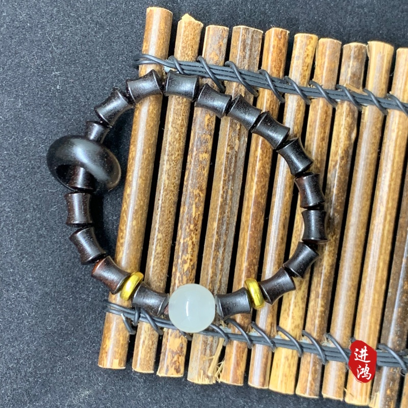 The circular bamboo joint ebony bracelet with luminous beads is a must-have bestseller for shopping center stalls. It is a cultural and artistic bracelet, a tourist attraction, with a natural texture that is fashionable and elegant details Picture