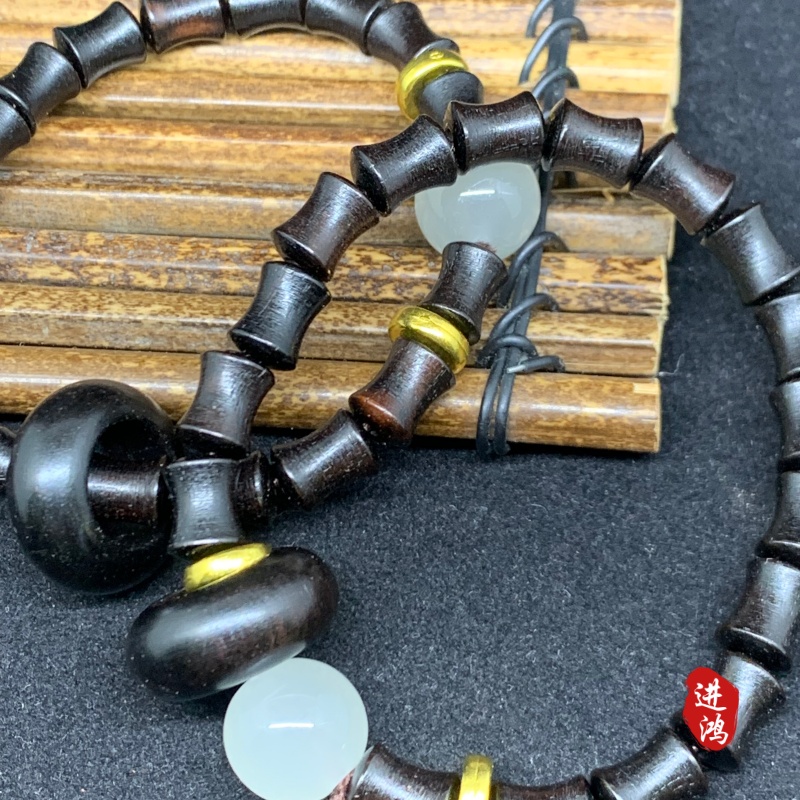 The circular bamboo joint ebony bracelet with luminous beads is a must-have bestseller for shopping center stalls. It is a cultural and artistic bracelet, a tourist attraction, with a natural texture that is fashionable and elegant Application Scenario