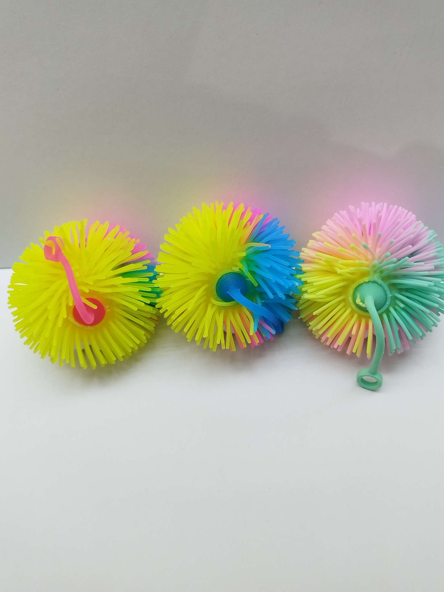 孩之宝nerf充气突眼毛毛球，里面带灯，多种颜色，毛质柔软，晚上很漂亮，适合大人和小孩玩产品图