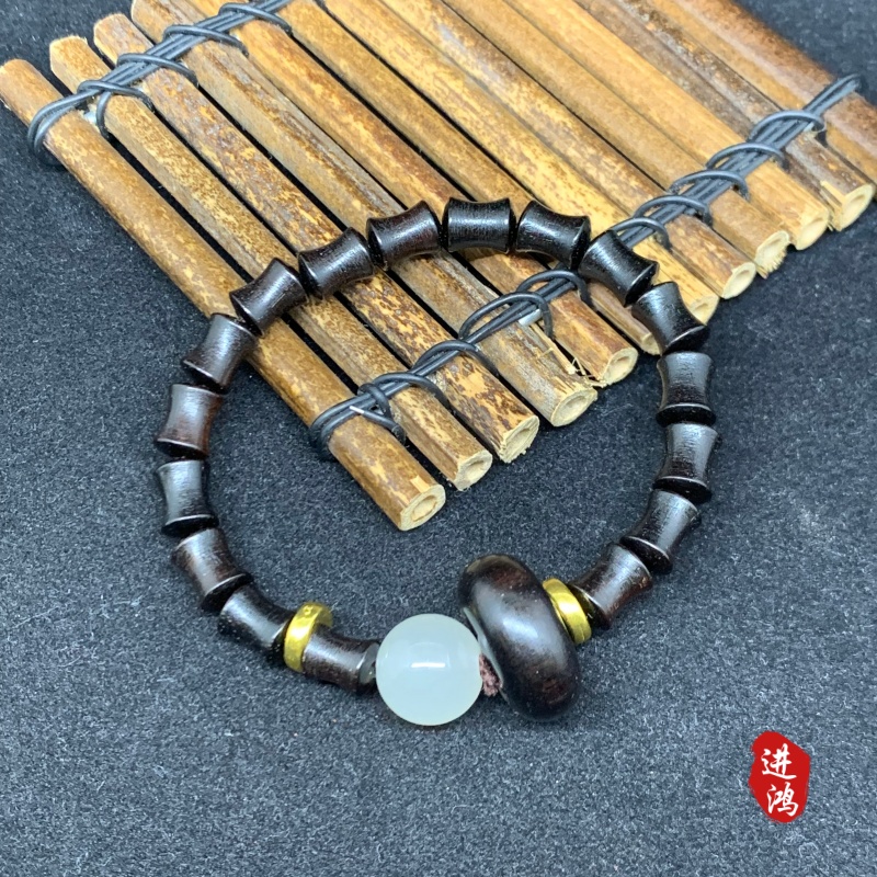 The circular bamboo joint ebony bracelet with luminous beads is a must-have bestseller for shopping center stalls. It is a cultural and artistic bracelet, a tourist attraction, with a natural texture that is fashionable and elegant