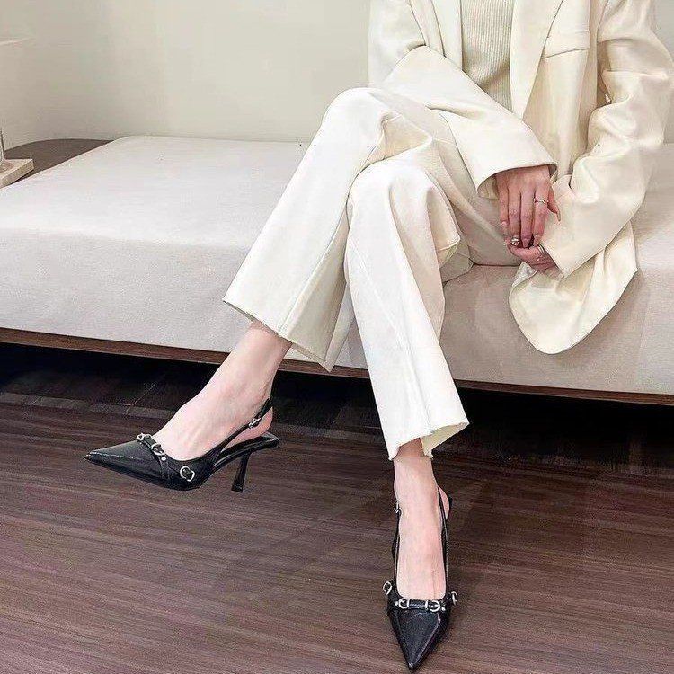 A black patent leather pointed-toe, irregular-shaped high-heeled single shoe with a chanel-style design, a new spring 2025 fashion sandal for supermodels Specification drawing