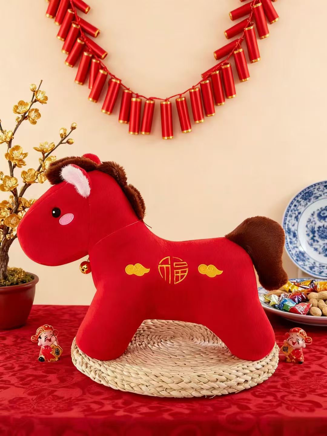 Plush toys, figurines and dolls will bring you good fortune in the Year of the Horse. May you have a red horse and a yellow horse Application Scenario
