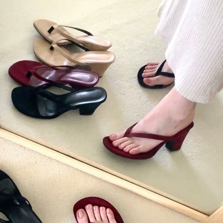 French retro high-end high-heeled women's shoes, toe clip-on fashionable sandals for women's summer 2025 new style, thick-heeled outerwear flip-flops full figure