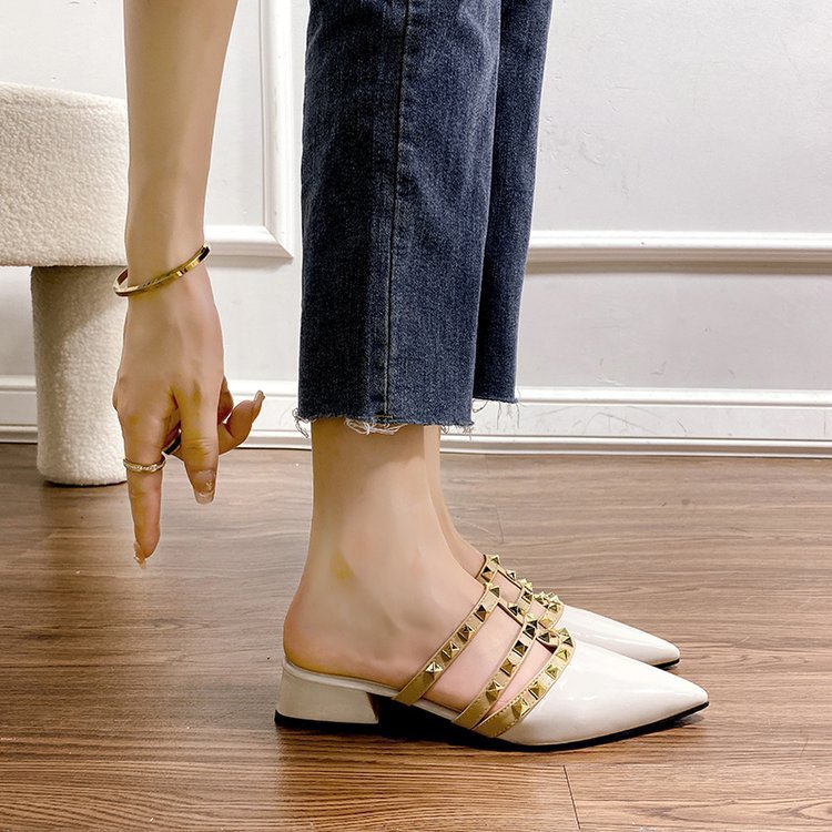 Rivet shoes, French-style rivet flip-flops, women's summer outerwear, flat summer, Korean-style patent leather, pointed toe, half-toe flip-flops Specification drawing