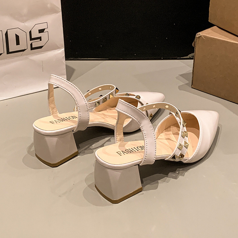 Riveted toe sandals for women, thick heel, Spring/Summer 2025 new style, Roman fashion, patent leather, pointed toe, beige wedge heel, cool Specification drawing