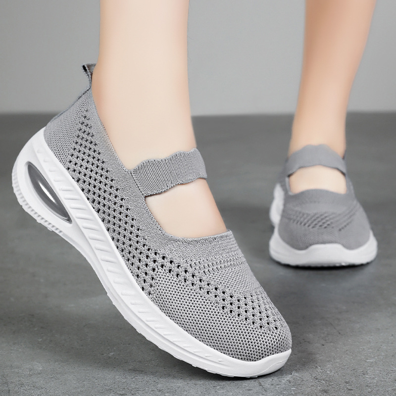 The old Beijing cloth shoes are comfortable, breathable and soft-soled casual women's net shoes for the middle-aged and elderly. One step on the perforated net surface mom shoes details Picture