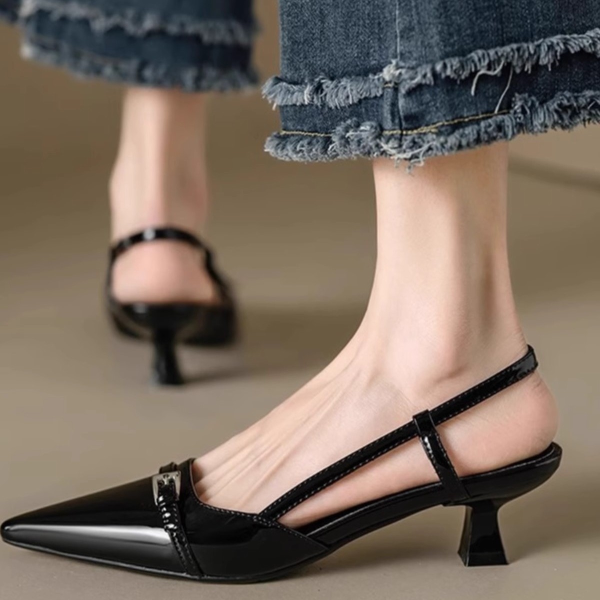 Flip-flops, elegant and sophisticated, French high heels, women's thin heels paired with skirts, one-strap, chanel-style, shallow opening single shoes Application Scenario