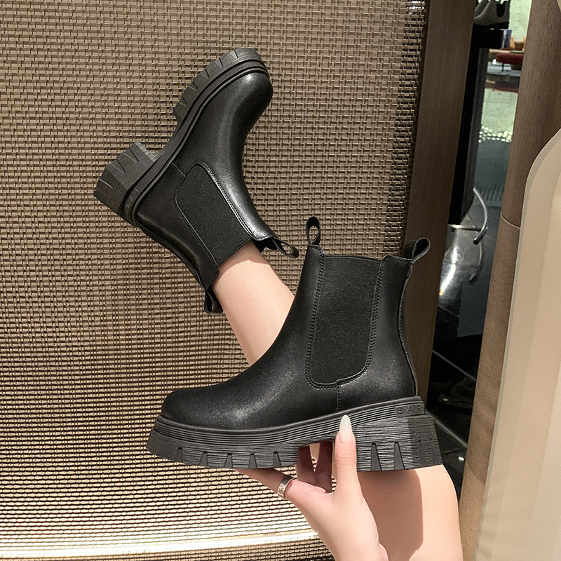A petite woman with thick soles and thick heels, the new 2024 winter collection of British college style versatile fleece Dr. Martens boots Specification drawing