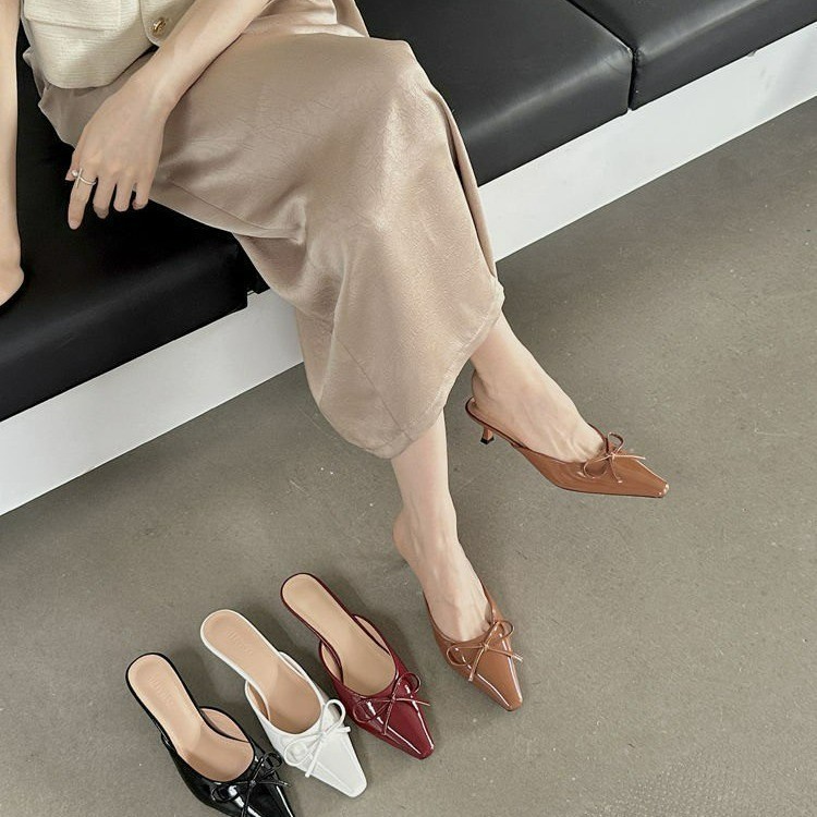 The new autumn 2024 collection features French fairy style Mary Jane shoes with a half-slipper from Baotou, paired with a skirt and a low-heeled bow Application Scenario