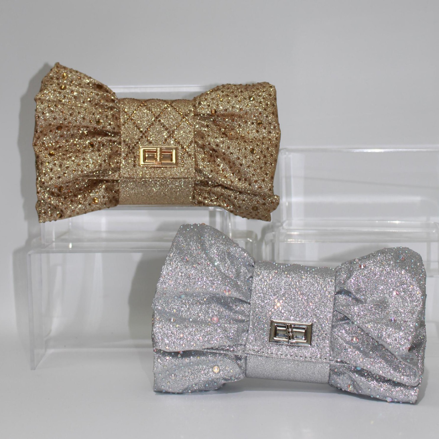 This is a small square bag with a unique design sense and a diamond-encrusted hand-held dinner bag for foreign trade sources Specification drawing