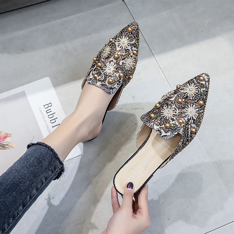 European Station 2024 Spring/Summer new sexy printed, rhinestone, riveted, pearl, pointed toe, one-shoulder slipper Application Scenario