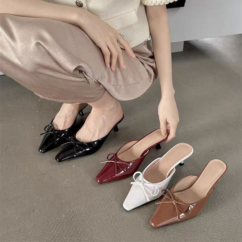 The new autumn 2024 collection features French fairy style Mary Jane shoes with a half-slipper from Baotou, paired with a skirt and a low-heeled bow full figure