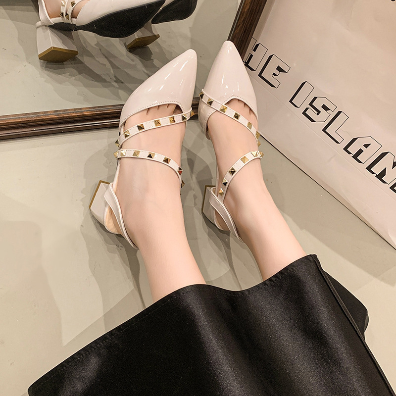 Riveted toe sandals for women, thick heel, Spring/Summer 2025 new style, Roman fashion, patent leather, pointed toe, beige wedge heel, cool full figure