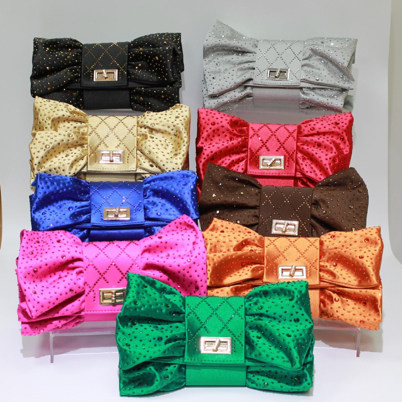 This is a small square bag with a unique design sense and a diamond-encrusted hand-held dinner bag for foreign trade sources details Picture