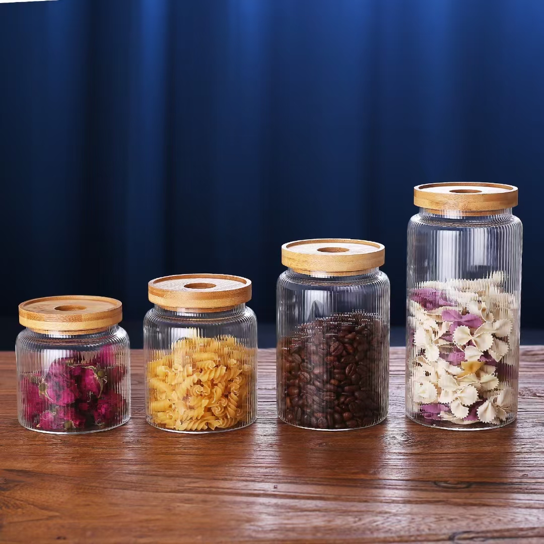 透明玻璃罐装满干花、意面与咖啡豆，木质盖子点缀