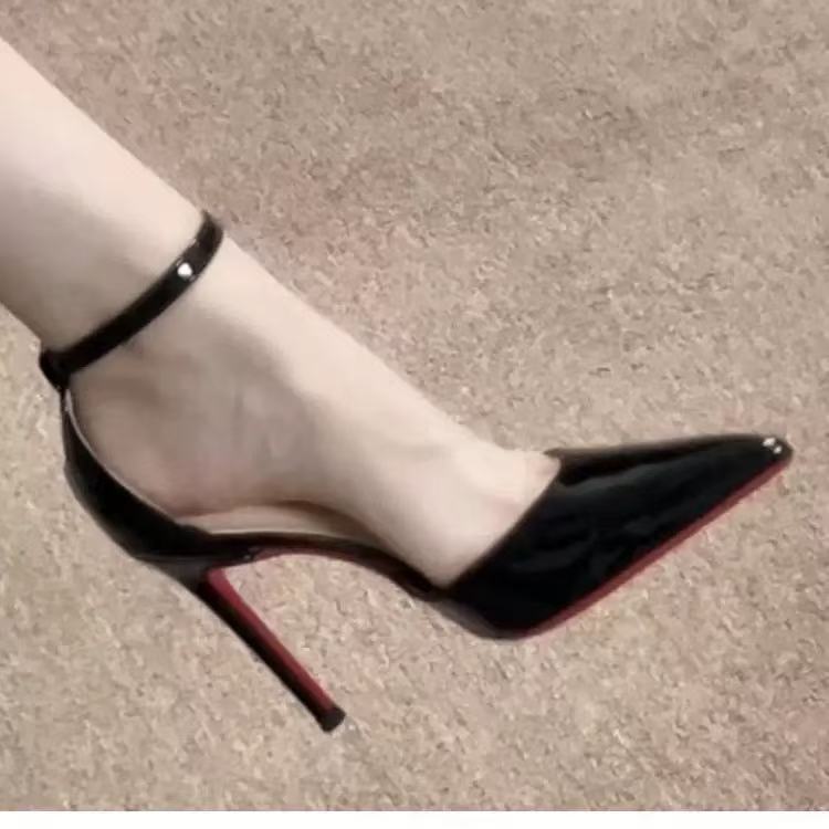 The popular foreign trade hollow fashion sandals for women's shoes in the summer of 2025, the Korean style thin-heeled and elegant clasp high-heeled sandals full figure