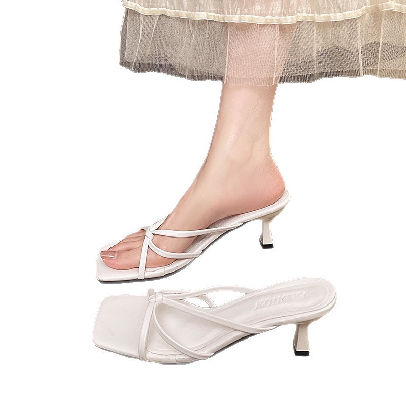 The new French high-heeled flip-flops for women in the summer of 2025 are straight-line flip-flops with square heads and exposed toes Item Picture