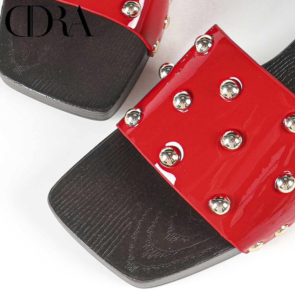 The 2025 summer new style of fashionable leather square-toed low-heeled sandals can be worn outside and are versatile and comfortable. Slippers are in stock for wholesale Application Scenario