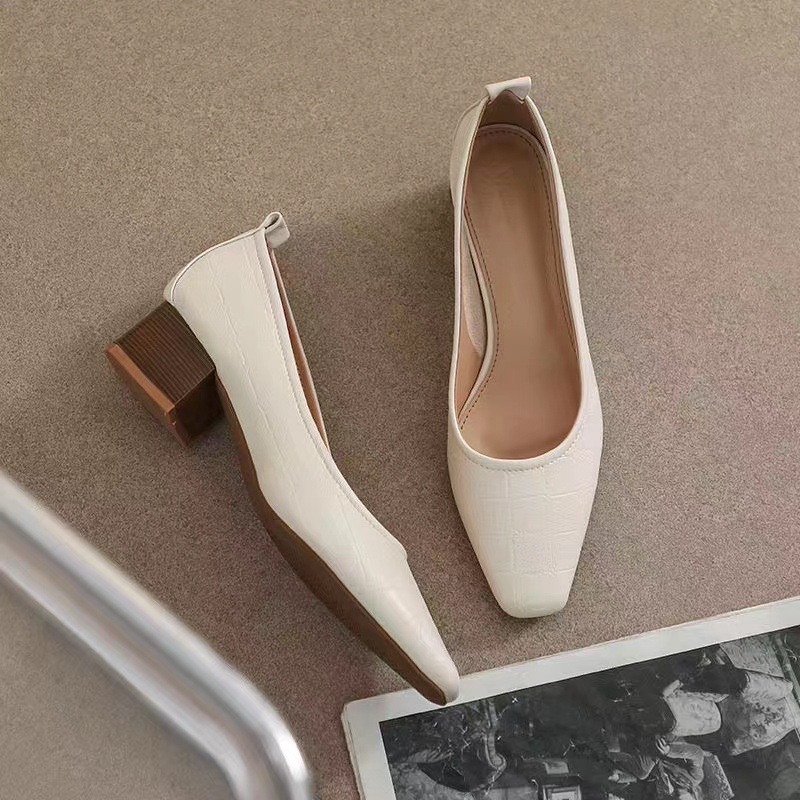 The new Spring/Summer 2023 collection of low-heeled shoes exudes a simple and ladylike charm. They are made of soft leather and do not rub your toes. They are single-toe shoes with low heels Application Scenario