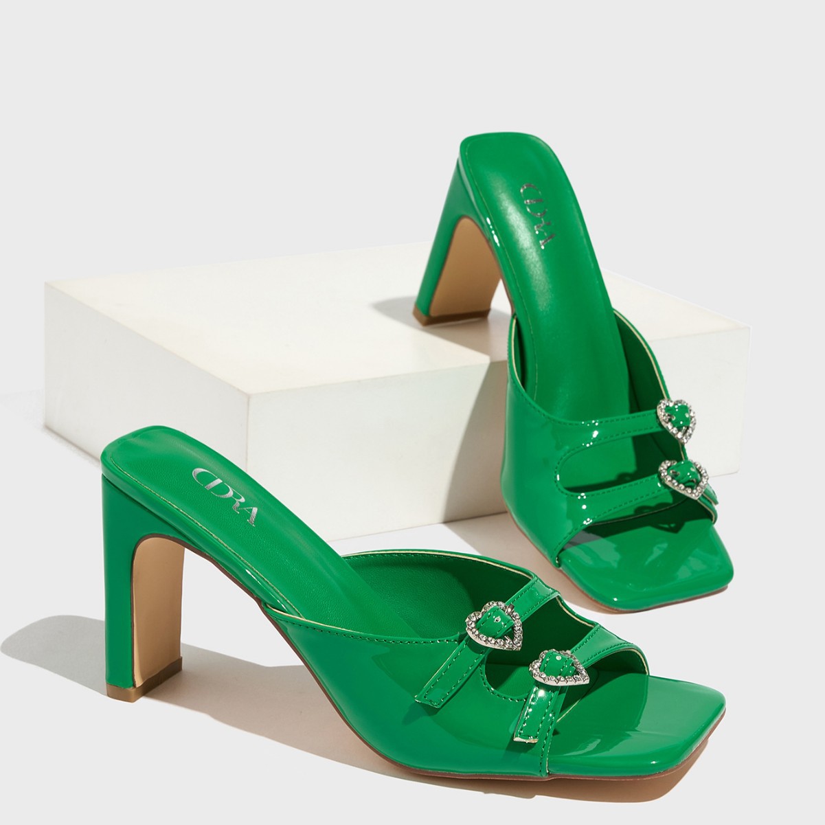 Cross-border shipping of new European and American fashion open-toe one-shoulder buckle slippers, thin-heeled sexy cool slippers and women's shoes in 2025 Application Scenario
