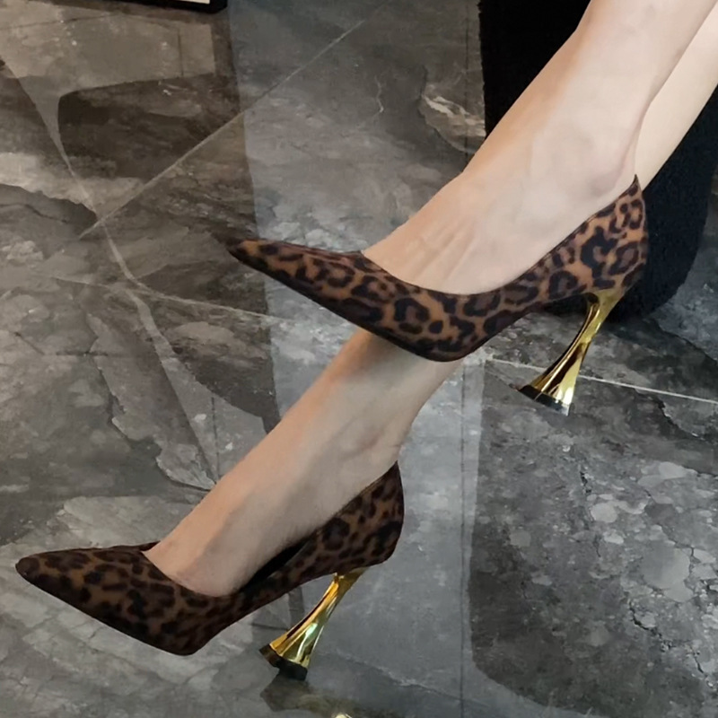 The same style of horse hoof gold and leopard print shallow-mouth satin single shoes for women, pointed-toe thick-heeled hot girl style sexy high heels as in the forest Application Scenario