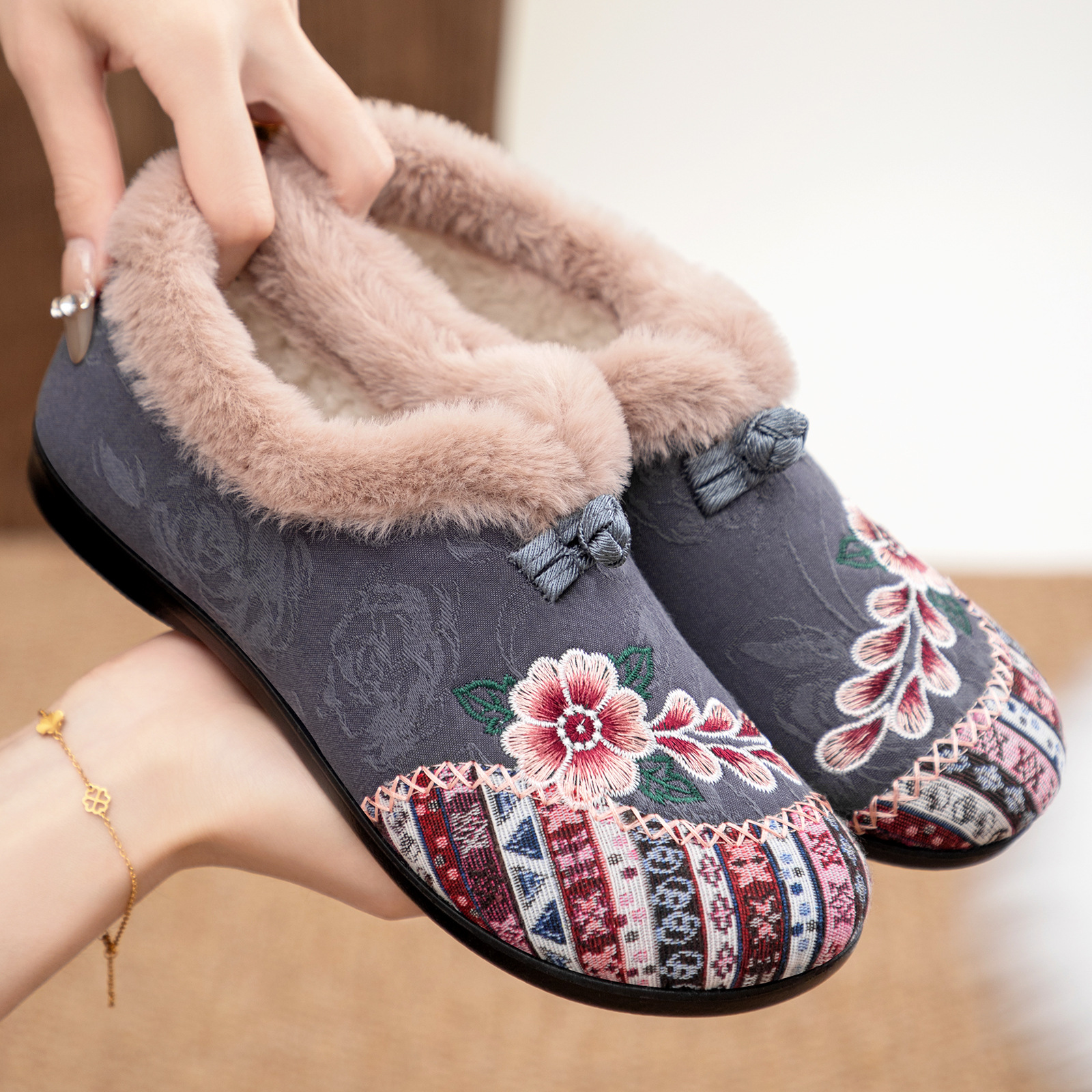 Women's cotton shoes, winter women's shoes with fleece, one-foot embroidered shoes, ethnic style woolen shoes, cross-border large-sized winter shoes details Picture