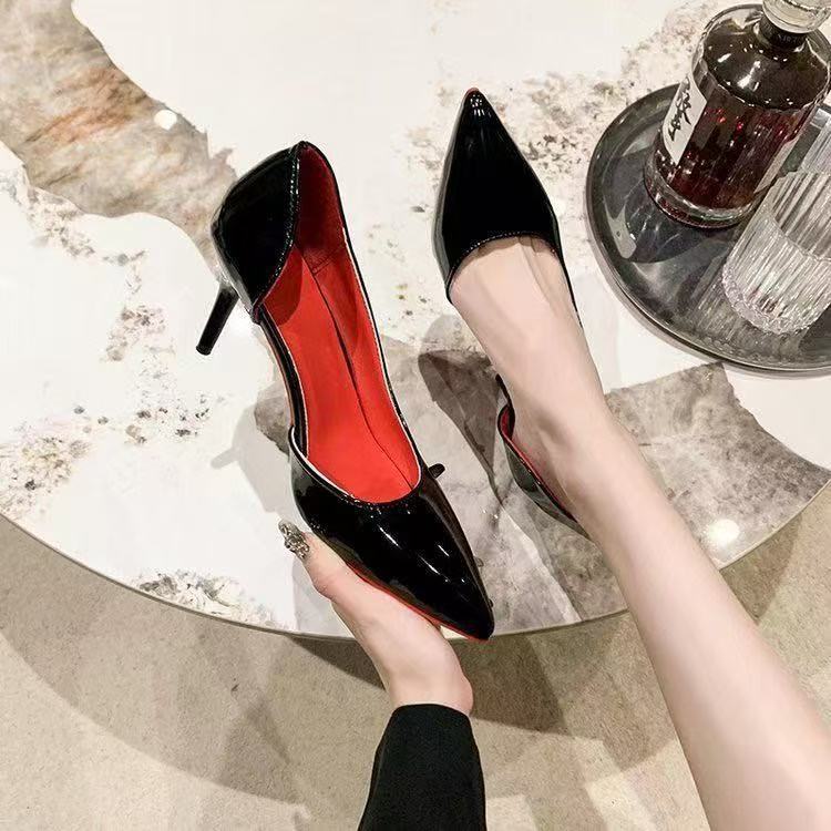 The 2025 new high-heeled side-open high heels are nude and sexy. The new patent leather single shoes are professional, with pointed tips and red soles full figure