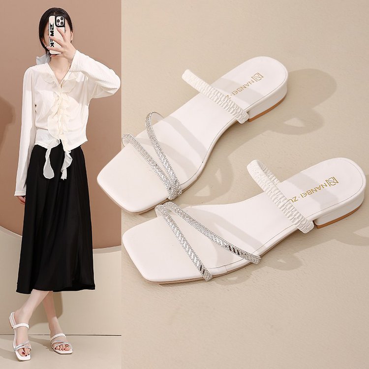 The 42-sized French flat-bottomed rhinestone flip-flops for women from foreign trade, a new fairy-like style flip-flop for women in 2025 full figure