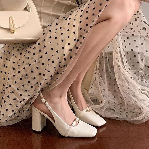 This is a new spring and summer retro, simple and casual high-heeled shoe with a unique design sense. It has a square head that can increase height and make the legs look longer full figure