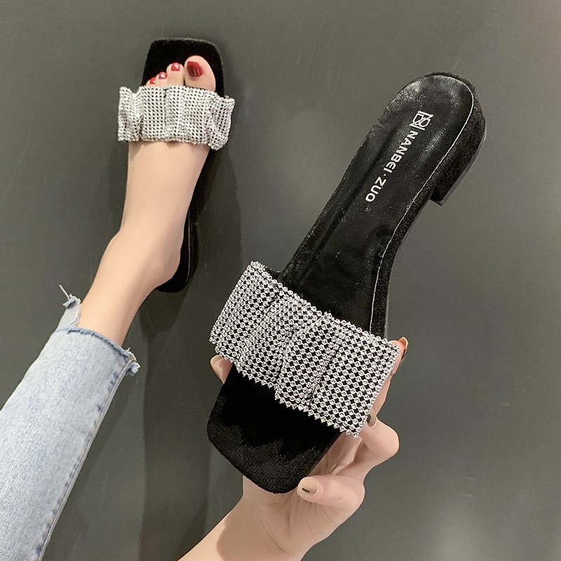 The new 2024 flip-flops are designed for women to wear outside with exposed toes and thick heels. They are a fashionable summer pair with rhinestones for women Application Scenario
