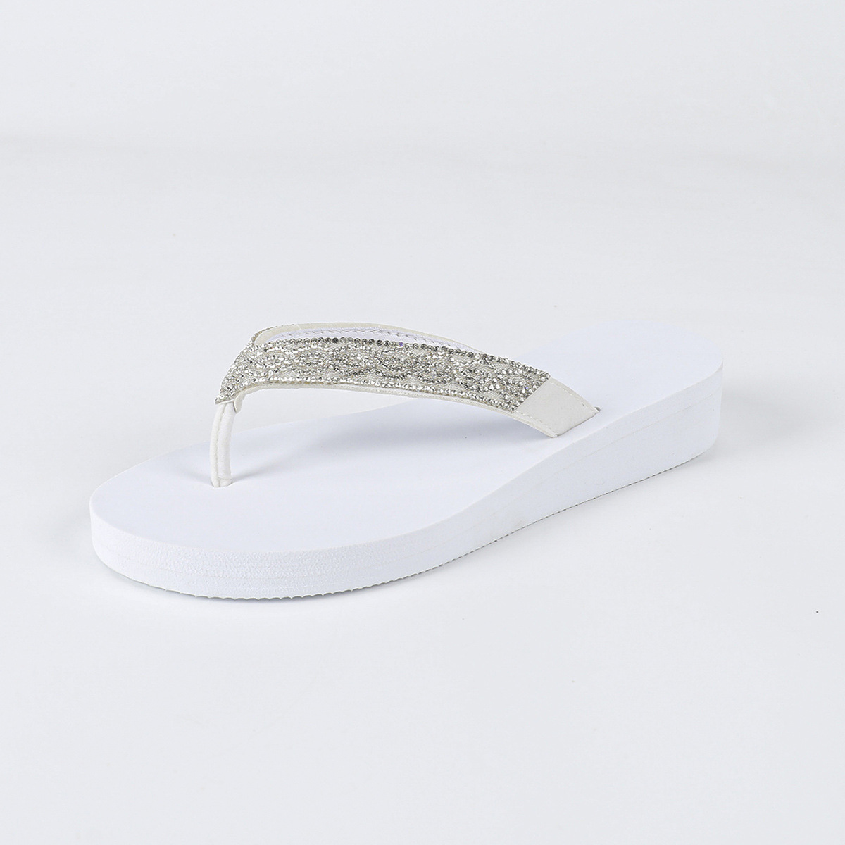In the summer of 2025, you can wear flip-flops with rhinestones, simple white and fashionable beach slippers. This is a new style of flip-flops for women Item Picture
