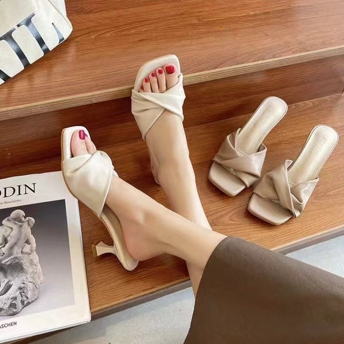 New 2024 summer collection: Simple high-heeled one-shoulder flip-flops, cat-heeled high heels, French women's outerwear, half slippers details Picture