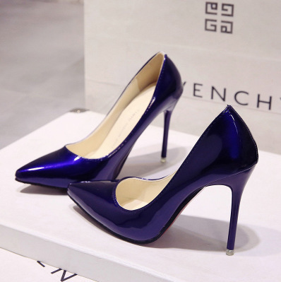 European station: Nude stiled-up high heels, pointed black work single shoes, women's patent leather blue plus-size shoes, red wedding shoes details Picture