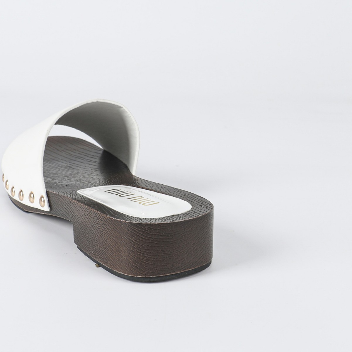 2025 New niche round-toed toe slippers, thick-soled one-line flip-flops for women, comfortable beach shoes for outerwear Application Scenario