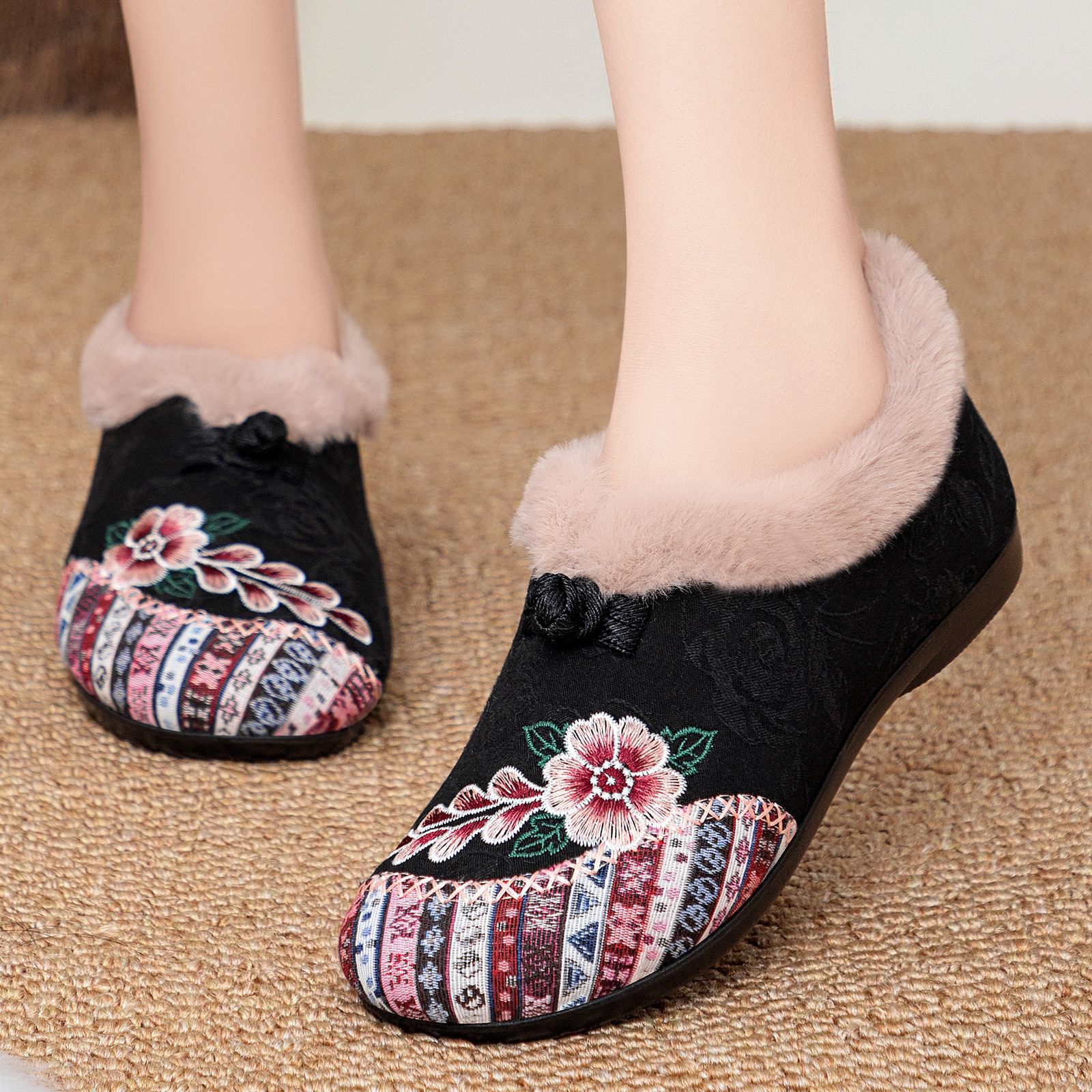 Women's cotton shoes, winter women's shoes with fleece, one-foot embroidered shoes, ethnic style woolen shoes, cross-border large-sized winter shoes full figure