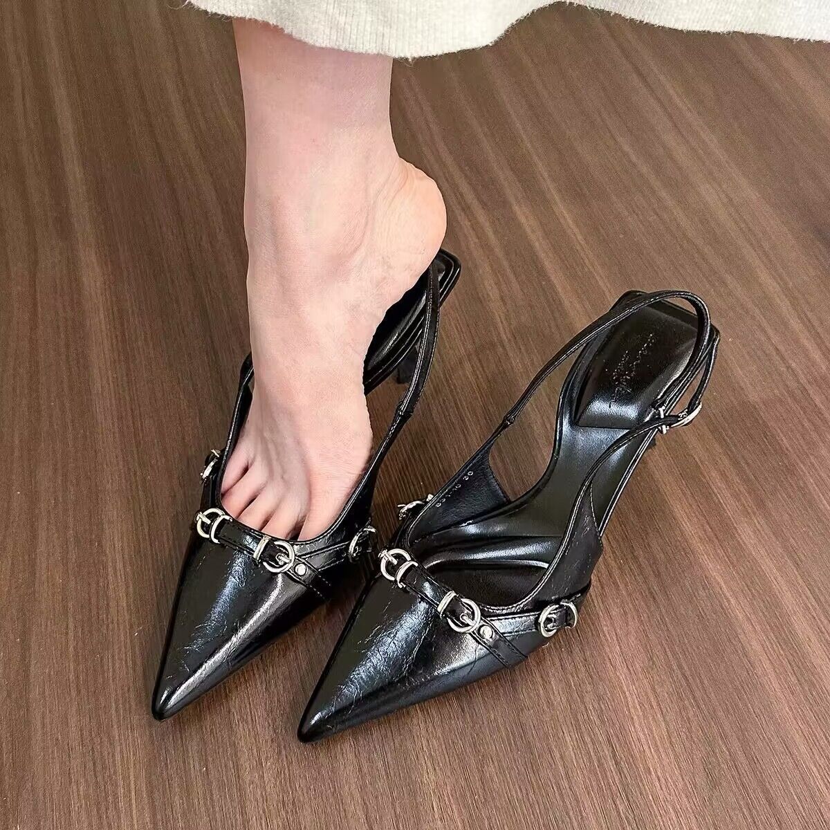 A black patent leather pointed-toe, irregular-shaped high-heeled single shoe with a chanel-style design, a new spring 2025 fashion sandal for supermodels details Picture
