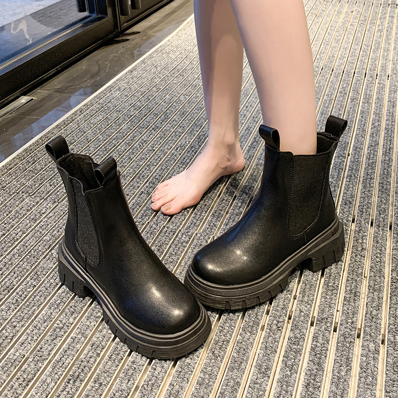 A petite woman with thick soles and thick heels, the new 2024 winter collection of British college style versatile fleece Dr. Martens boots details Picture