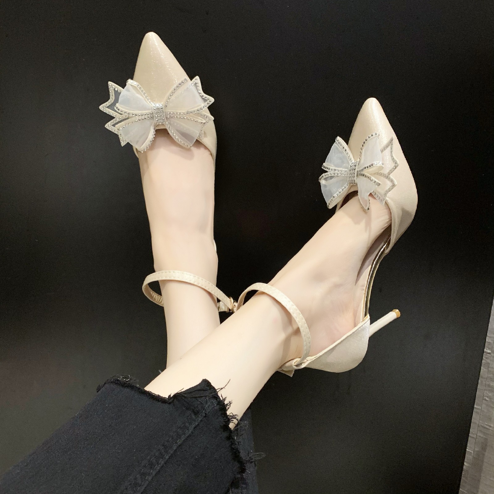 The new bow buckle high heels for women in the summer of 2025, featuring a slender silhouette for European and American socialite, are fashionable women's shoes with a shallow opening for outerwear full figure