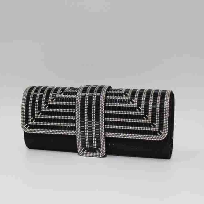 The cross-border flagship dinner bag is a trendy and fashionable hand-held bag for women in Europe and America. It is a single-shoulder crossbody bag with hot diamond chain full figure