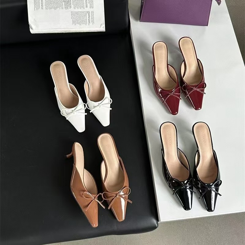 The new autumn 2024 collection features French fairy style Mary Jane shoes with a half-slipper from Baotou, paired with a skirt and a low-heeled bow details Picture