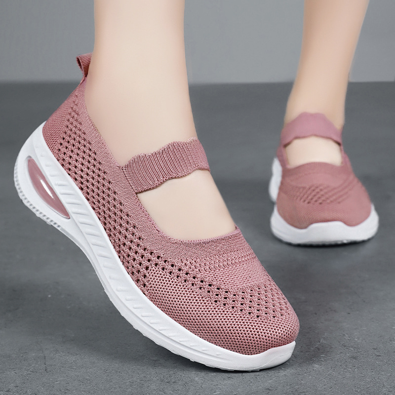 The old Beijing cloth shoes are comfortable, breathable and soft-soled casual women's net shoes for the middle-aged and elderly. One step on the perforated net surface mom shoes full figure