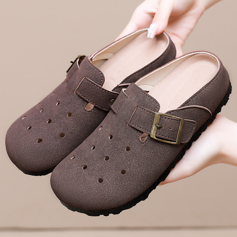 This is a versatile pair of Burken shoes for women. It's a new summer model with thick soles, a head cover, and a half-slipper. It's a casual women's slipper that can be worn on one foot Application Scenario