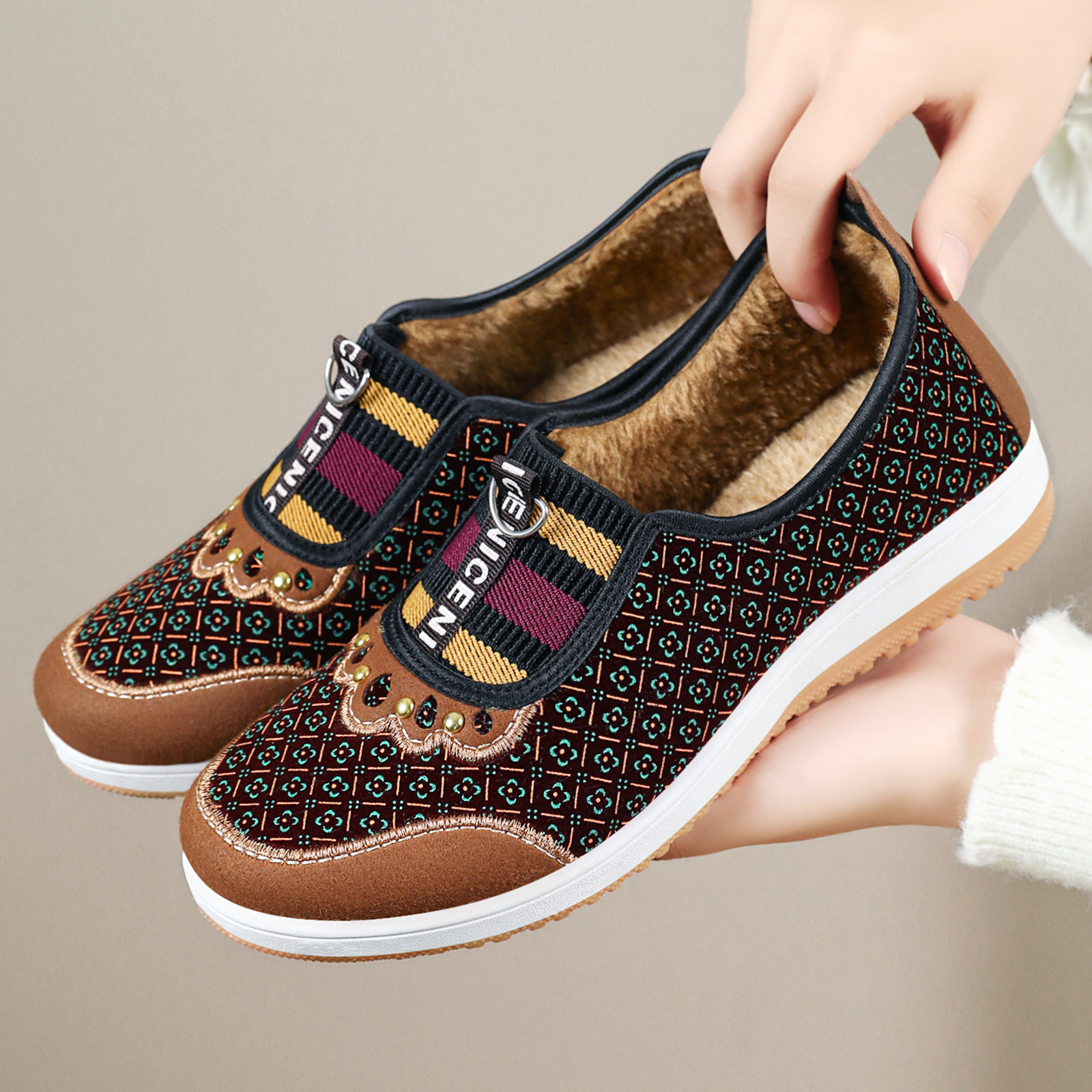 Women's cotton shoes with fleece, warm snow boots, shallow-mouthed one-foot mom shoes, cold-proof thick cloth shoes, versatile ankle boots Application Scenario
