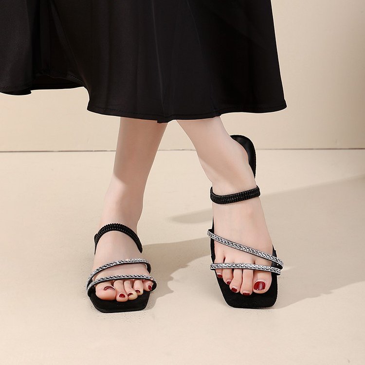 The 42-sized French flat-bottomed rhinestone flip-flops for women from foreign trade, a new fairy-like style flip-flop for women in 2025 Application Scenario